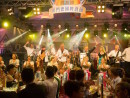 ドイツ音楽のパフォーマンスで盛り上がる「MGMオクトーバーフェスト」会場(写真:MGM Macau)