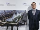 メルコクラウンエンターテイメントのローレンス・ホー会長兼CEOと大阪・うめきたを想定したIR施設のコンセプトイメージ=2017年2月22日、東京(写真:Melco Crown Entertainment Limited)