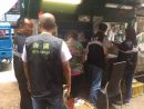 マカオ税関による密輸たばこ販売店に対する抜き打ち検査の様子(写真:澳門海關)