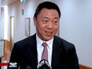 囲み取材に応じるマカオ政府経済財政庁のライオネル・リョン長官=2017年7月10日、マカオ立法会ビル(写真:GCS)
