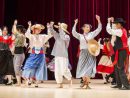 第31回ポルトガル語夏期講座閉会式でポルトガルのフォークダンスを披露する学生ら=2017年8月4日、マカオ大学(写真:澳門大學)