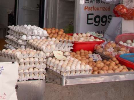 店頭に並ぶ鶏卵―本紙撮影