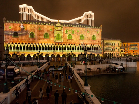 建物外壁をスクリーンに見立てた3D映像ショー (c) The Venetian Macao