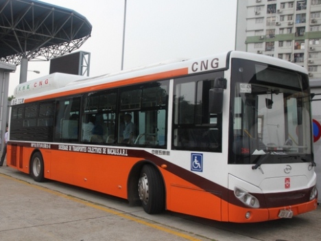 2012年からマカオ導入されている圧縮天然ガス（CNG）バス（資料）＝2012年10月（写真：マカオ政府交通事務局）