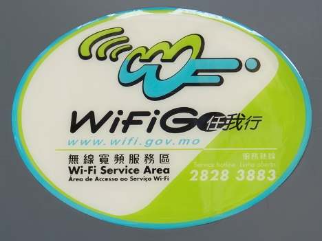 「WiFi GO」サービス提供場所はこのステッカーが目印―本紙撮影