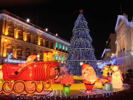 毎年デザインが変わるセナド広場のクリスマスツリー（写真は2012年）―本紙撮影