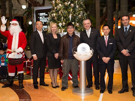 有名歌手の陳奐仁氏（中央左）、シェラトンマカオのドルプ社長（中央右） (c) Sheraton Macao Hotel, Cotai Central