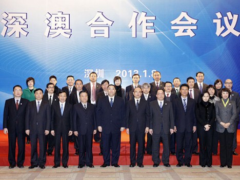 マカオ特区崔世安行政長官（前列中央左）、深圳市許勤市長（同右） (c) GCE 行政長官辦公室