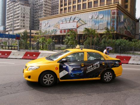 宏益電召有限公司が運営する黄色い車体の無線タクシー―本紙撮影