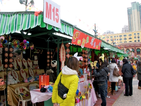 旧暦年末恒例、塔石広場で開催される「花市」―本紙撮影