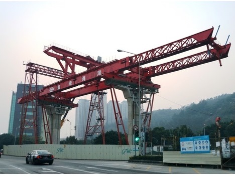 空港前のロータリー部に設置された架橋用重機（運輸基建辦公室）