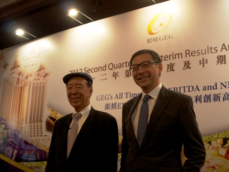 ギャラクシーエンタテインメントグループの呂志和会長（左）と呂耀東副会長（右）父子―本紙撮影