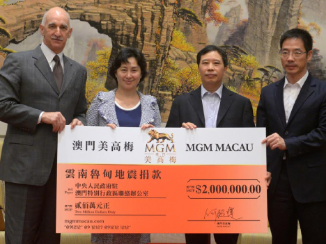 MGMマカオが雲南地震被災地支援のため200万パタカの寄付を行った。パンジー・ホー氏は写真中央左（写真：MGM Macau）