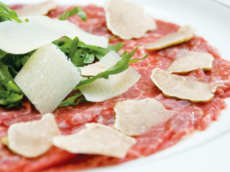 白トリュフを載せた牛のカルパッチョ「Beef Carpaccio served with crispy fried garlic and shallots, micro Greens, beef jelly and truffle mayonnaise.」（写真：MGM Macau）