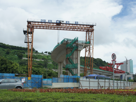 新交通システム「マカオLRT」も現在進行形の大型公共工事の1つ＝マカオ・コタイ地区—本紙撮影