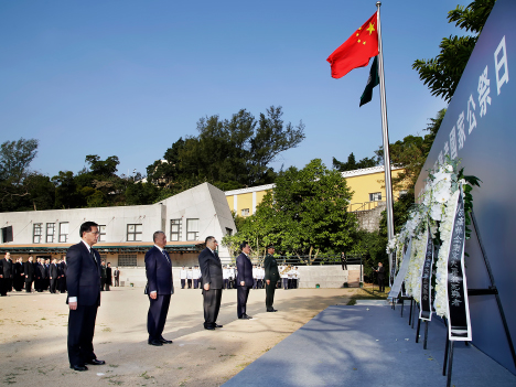 マカオ政府主催が南京事件国家追悼式典を開催。写真中央が崔世安マカオ行政長官＝12月13日、マカオ・コロアン島（写真：GCS）