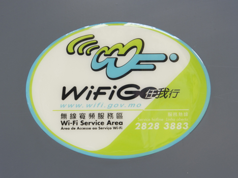 マカオの「Wi-Fi GO」ホットスポット周辺に貼られているステッカー（資料）—本紙撮影