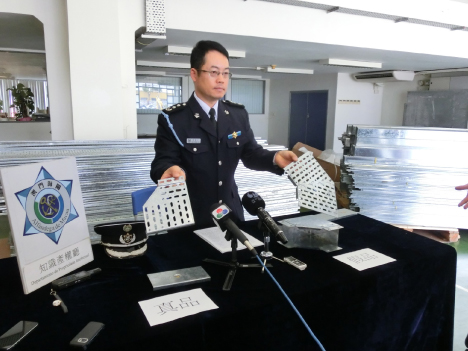 ニセ電設資材事件の概要説明を行うマカオ税関報道官＝1月28日（写真：澳門海關）