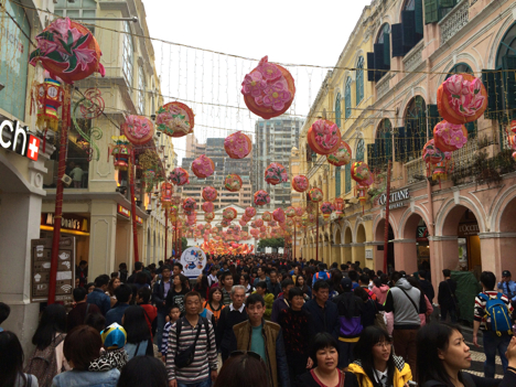 中国本土からの旅客を中心に多くの人出で賑わうマカオの観光名所、セナド広場＝2015年2月撮影—本紙撮影