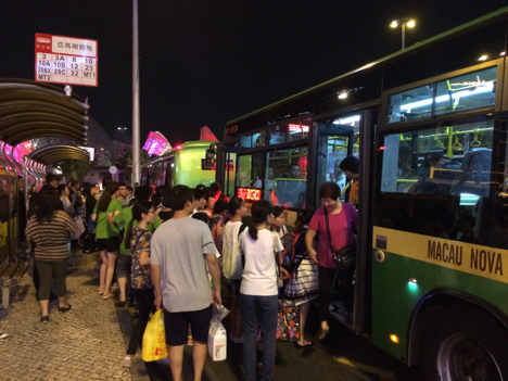 マカオの路線バス（資料）＝プラサ・フェレイラ・アマラル・バスターミナルにて本紙撮影
