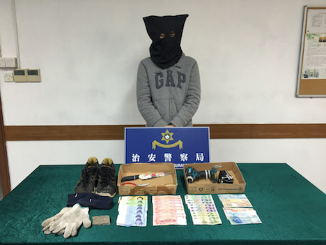 マカオ警察が加重窃盗容疑で逮捕した韓国人の容疑者と証拠品（写真：マカオ治安警察局）