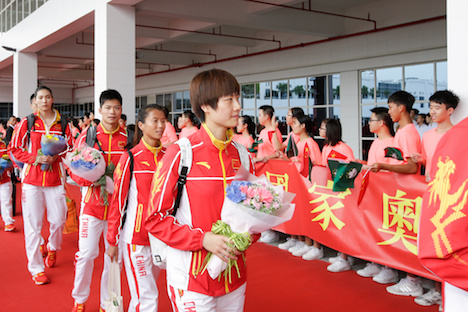 マカオに到着した中国代表選手と関係者ら一行＝8月29日、マカオ外港フェリーターミナル（写真：GCS）