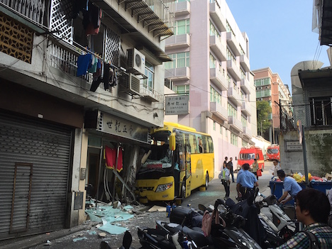 ビルの壁面に衝突した観光バス＝8月8日、マカオ・同安街－本紙撮影