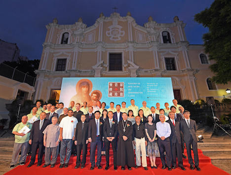 聖ヨゼフ聖堂前で開催された「聖ヨゼフ修道院宗教芸術宝物館」開幕式典＝10月7日（写真：ICM）