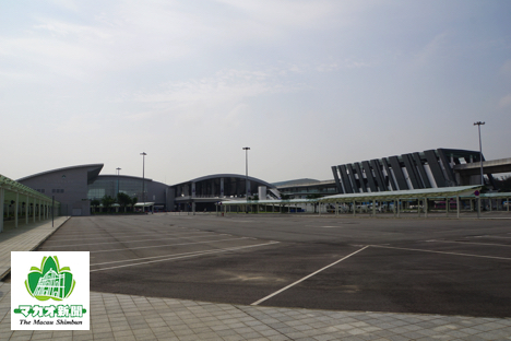 タイパフェリーターミナル外観。右に見える箱型の建物は建設中のマカオ新交通システムの駅舎＝2017年5月17日、本紙撮影
