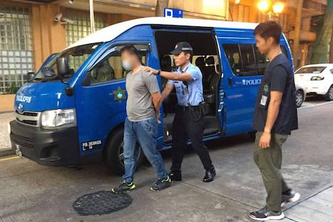 マカオ治安警察局に身柄を拘束される連続スリの容疑者＝2017年8月19日（写真：マカオ治安警察局）