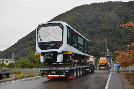 広島県の三菱重工三原製作所からマカオへ向け輸送がスタートしたマカオLRT用の車両＝2017年10月20日（写真：GIT）