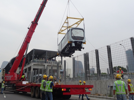 マカオ新交通システムタイパ線の海洋駅に搬入される日本製列車（資料）＝2017年11月7日（写真：GIT）