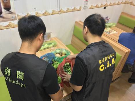 マカオ税関と民政総署食品安全センターによる取り締まりの様子（写真：澳門海關）
