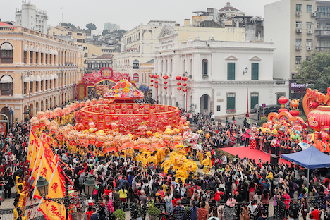 世界遺産・セナド広場を巡る巨大金龍＝2019年2月5日（写真：MGTO）