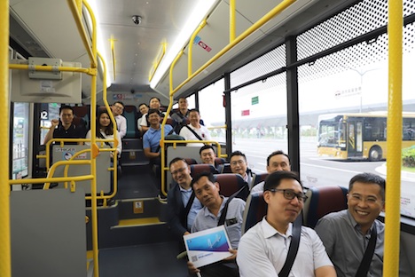 ゴールドバスに試乗するマカオ交通諮問委員会のメンバーら＝2019年5月29日（写真：DSAT）