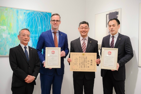 ホテルオークラマカオ「山里」林彰総料理長（右から2人目）＝2019年6月18日、マカオ・塔石ギャラリー（写真：Hotel Okura Macau）