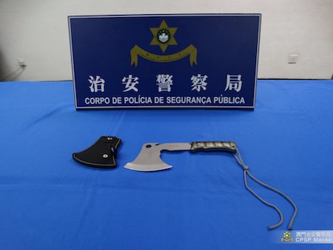 旅客の手荷物の中から発見された斧（写真：マカオ治安警察局）