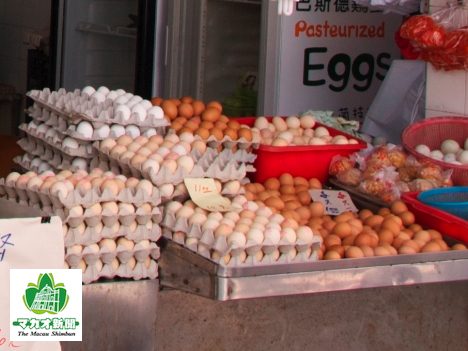店頭に並ぶ鶏卵（資料）―本紙撮影