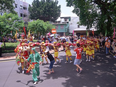 コロアンヴィレッジを練り歩く潭公祭のパレード（写真：MGTO）