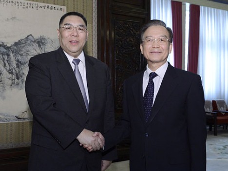 温家宝首相（右）、崔行政長官（左） (c) GCE 行政長官辦公室