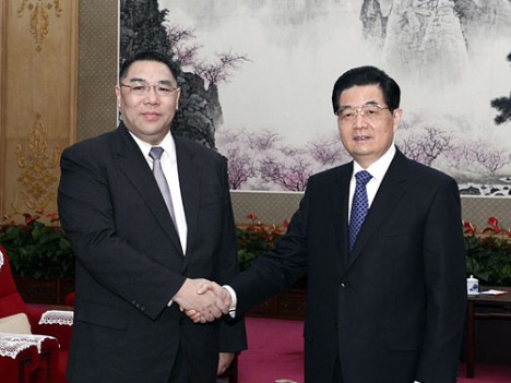 胡錦涛中国国家主席（右）、崔世安マカオ特別行政区行政長官（左） (c) GCE 行政長官辦公室