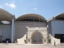 中国本土からマカオを訪れる旅客の大半が利用する出入境施設、關閘ボーダーゲート―本紙撮影