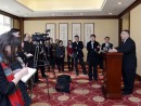 活動報告を終え、北京で記者会見を行う崔世安行政長官（2012年12月） (c) GCE 行政長官辦公室