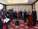 活動報告を終え、北京で記者会見を行う崔世安行政長官(2012年12月) (c) GCE 行政長官辦公室