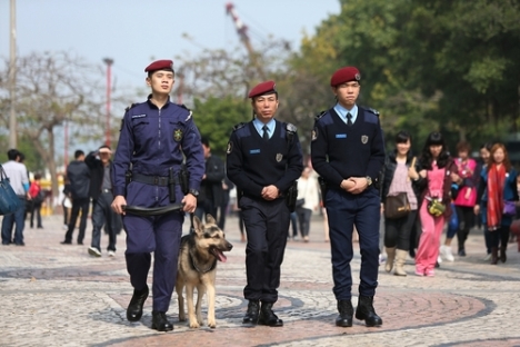 警察犬とともに主要観光名所周辺を巡回する特警隊 (c) 治安警察局