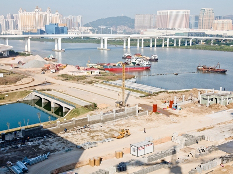 マカオ大学新キャンパス（手前）、蓮花大橋（中央）、コタイ地区（奥） (c) 澳門大學