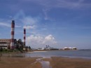 コロアン島九澳にある発電所と石油備蓄基地―本紙撮影