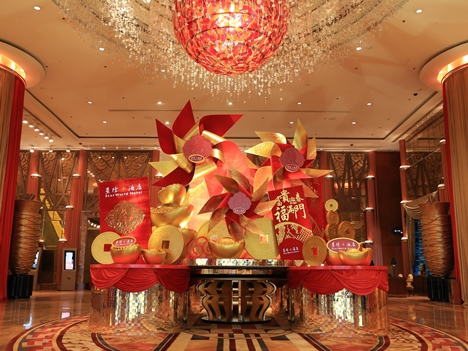 各カジノリゾートホテルは華やかなデコレーションで新春ムードを演出 (c) StarWorld Hotel