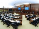 立法会で2013年度施政報告を行う崔世安行政長官（2012年11月13日） (c) GCE 行政長官辦公室