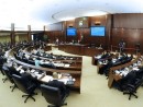 立法会で2013年度施政報告を行う崔世安行政長官(2012年11月13日) (c) GCE 行政長官辦公室